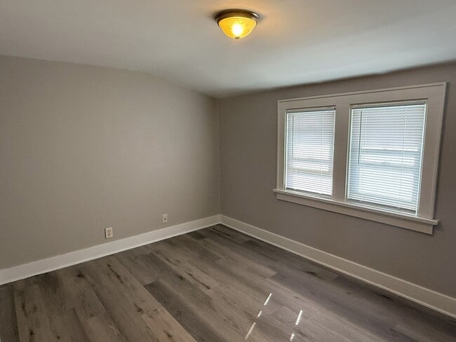Building Photo - Private 4 bedroom home in West Allis