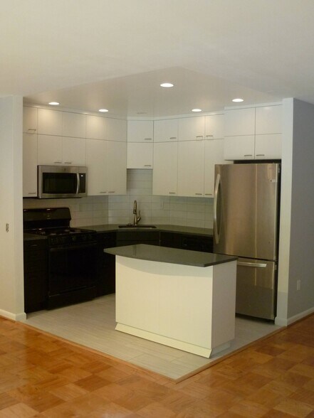 Building Photo - 3535 Chevy Chase Lake Dr