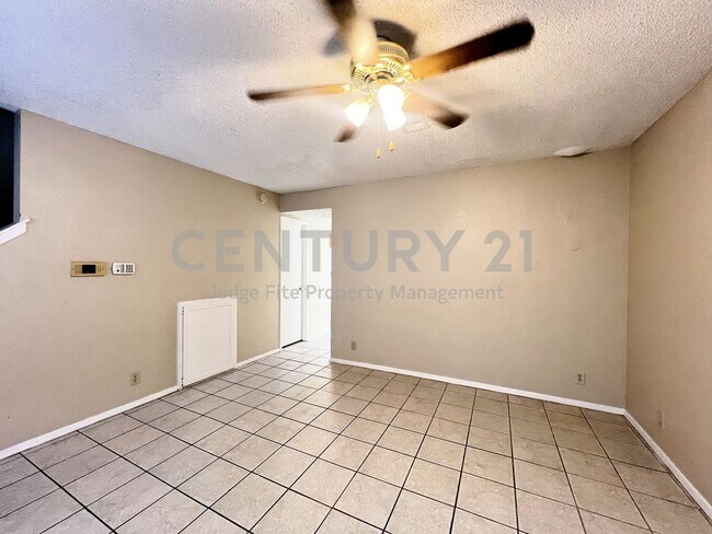 Building Photo - 929 W Hickory St