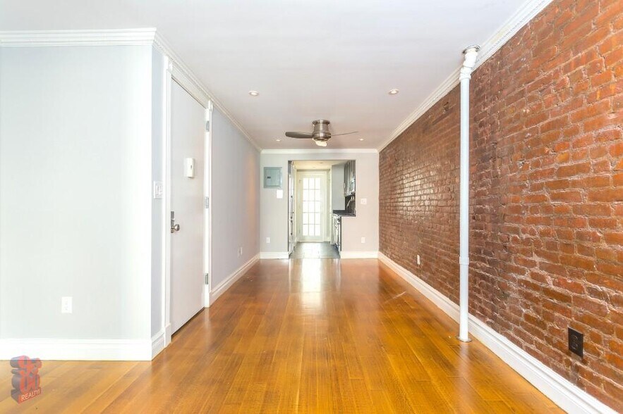 Building Photo - 118 E 7th St