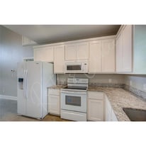 Building Photo - 709 Maple St