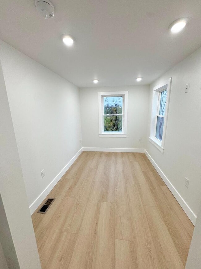 Building Photo - 116 E Huntingdon St