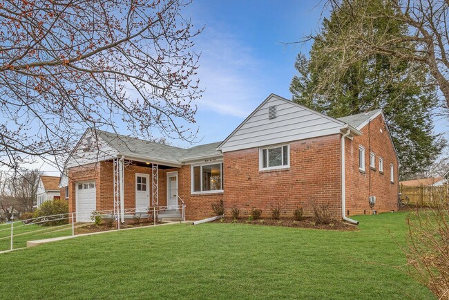 Building Photo - 3 Bed 2.5 Bathroom - Chevy Chase Rancher -...