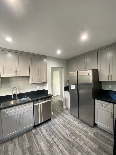 Kitchen - 1709 Barry Ave