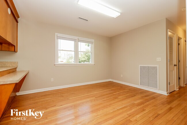 Building Photo - 1448 Manor Blvd
