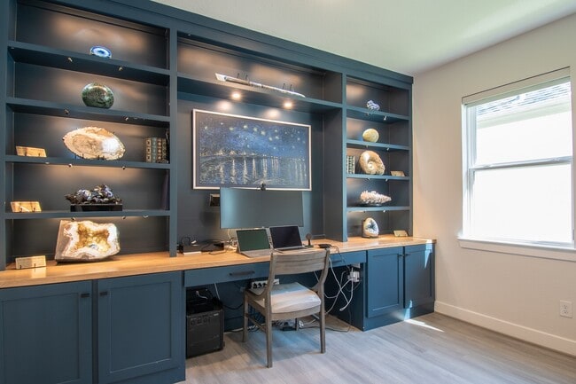 Building Photo - 16 Mariposa Wds Dr