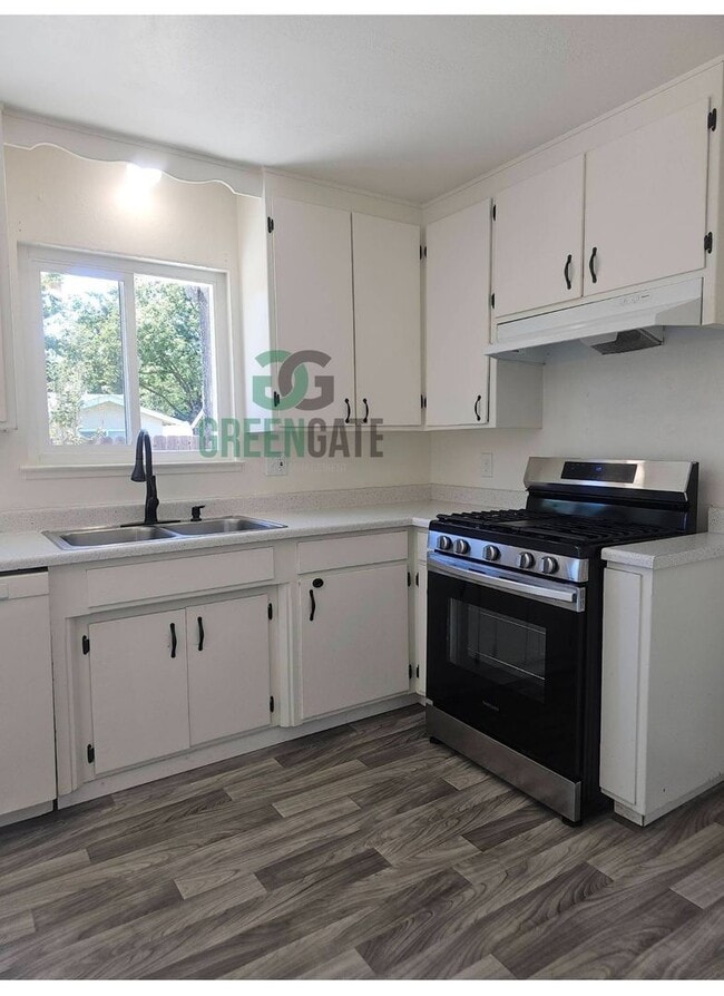 Building Photo - 3 BEDROOM 2 BATH HOME MOVE IN READY IN MOD...