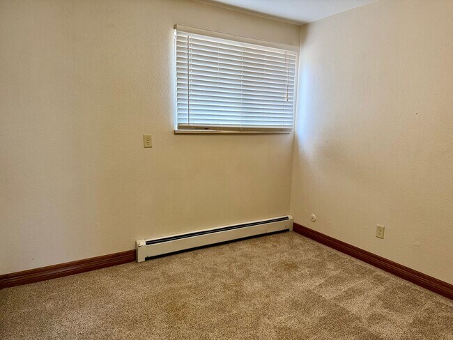 Building Photo - 1628 Azalea Dr