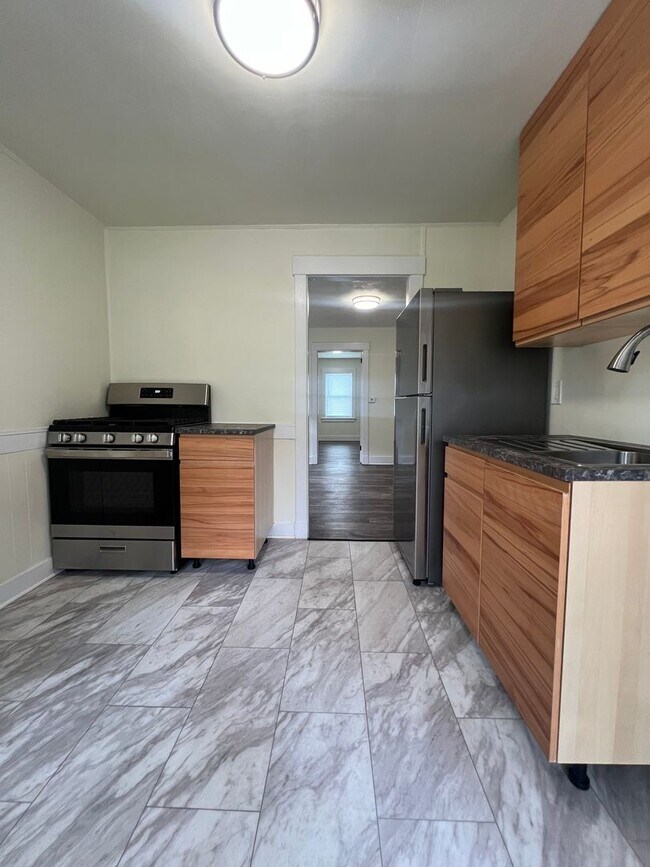 Building Photo - Updated 1BR Apartment