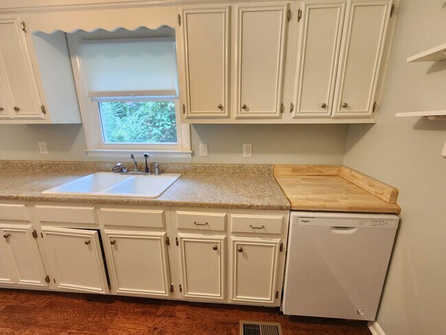 Building Photo - Great Location-Black Mountain Rental