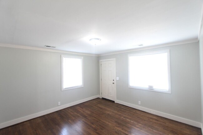 Building Photo - New on the Market and Newly Renovated!