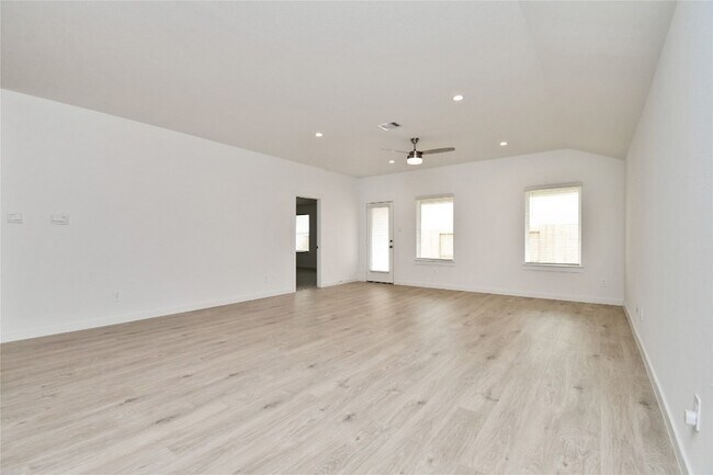 Building Photo - 30330 Reagans Rnch Dr