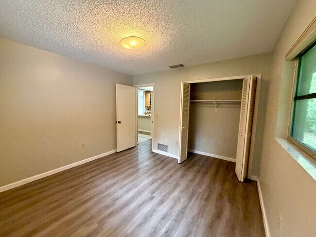 Building Photo - 423 Whispering Oaks Ct