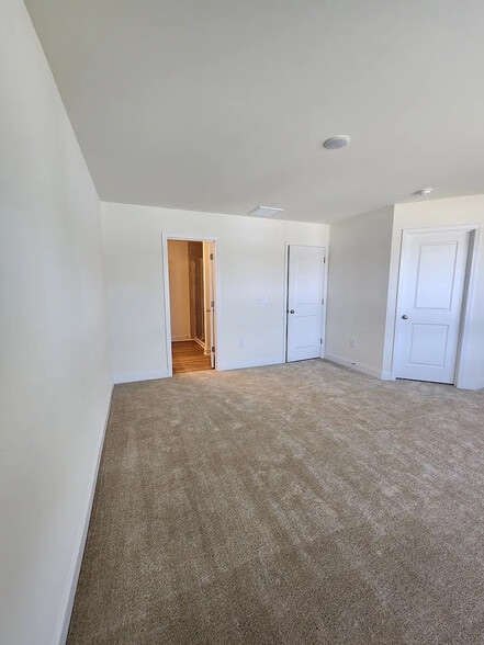 Building Photo - Room in Townhome on Caddis Bnd