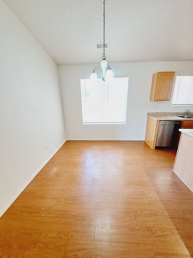 Building Photo - 3 bed 2 bath home in Huning Ranch!