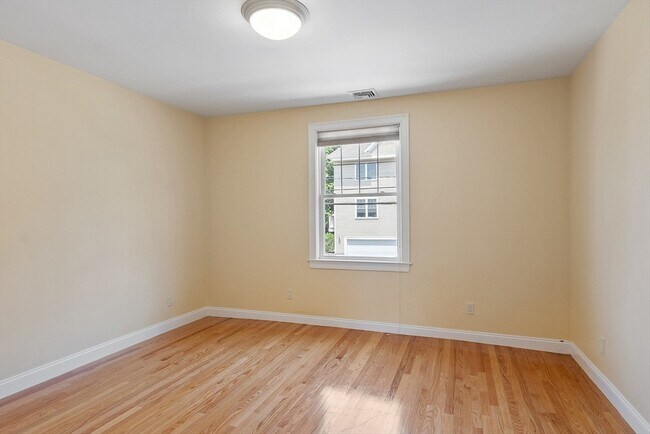 Building Photo - 114 Forest St