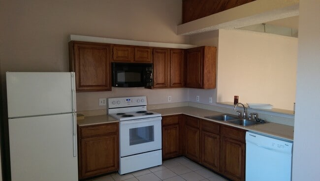 Building Photo - 3 bedroom, 2 bath 2 car garage home for re...