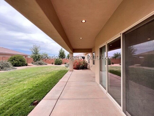 Building Photo - 4 bed, 2.5 bath home w/2 car garage