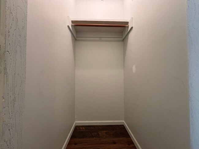 Building Photo - 1 Bedroom, 1 Bath Apartment at the Brooksi...