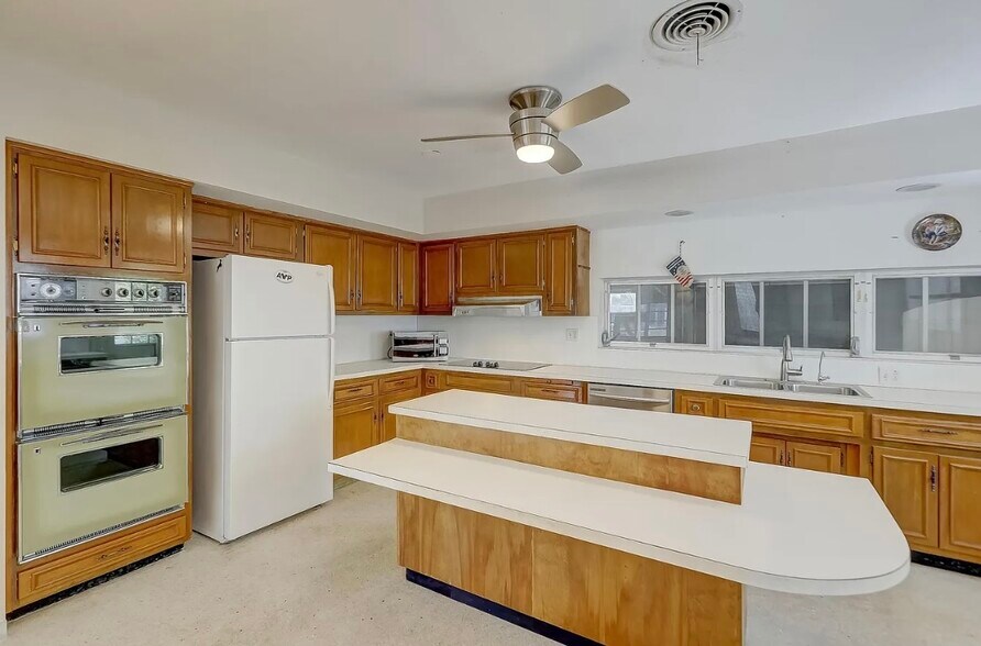Building Photo - 2041 Coral Reef Dr