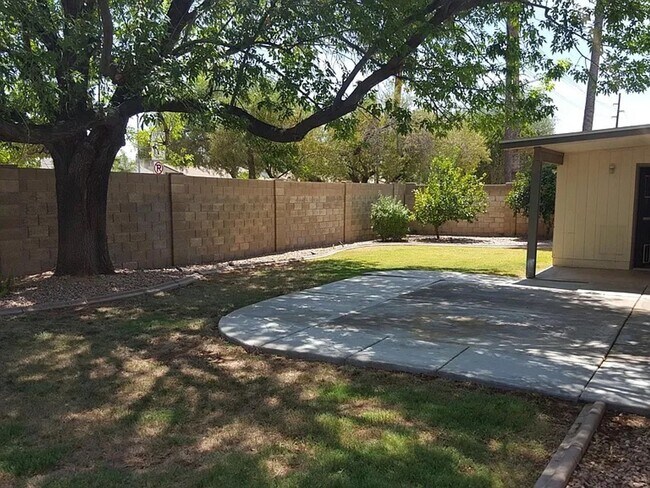 Building Photo - 921 W Naranja Ave