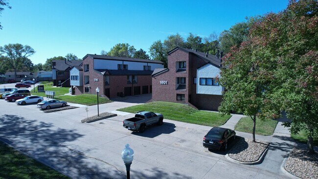 Building Photo - Luxurious 2-Bedroom Apartments with Modern Flair and Parkside Living!