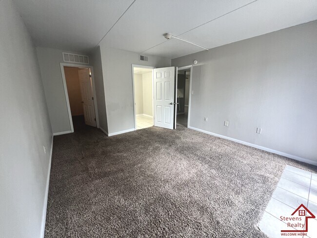 Building Photo - 915 S Seminole Dr