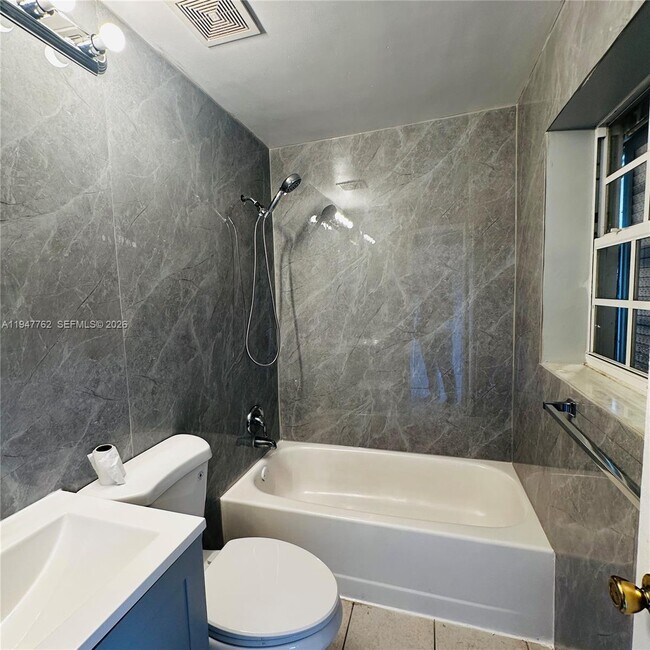 Building Photo - 732 Moffett St