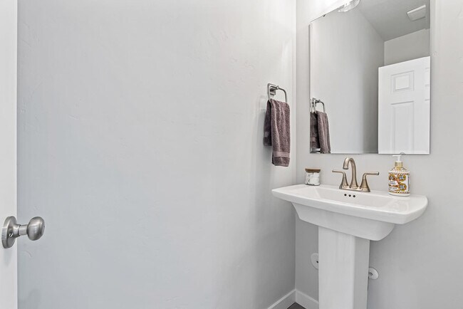 Building Photo - 1424 W Bass River Dr