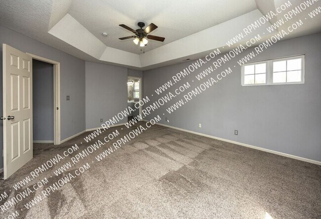 Building Photo - 900 SE Woodbine Dr
