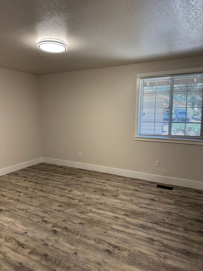 Building Photo - Updated Duplex in SE Bend