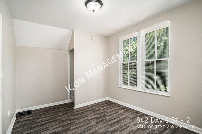 Building Photo - 842 Davis St
