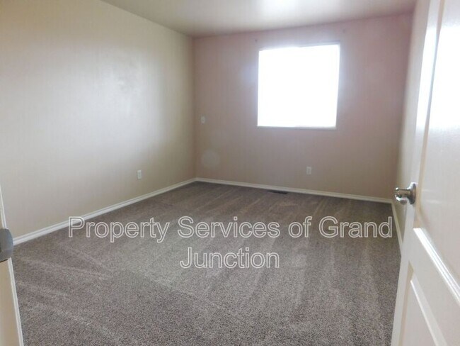 Building Photo - 3136 Shamrock Dr