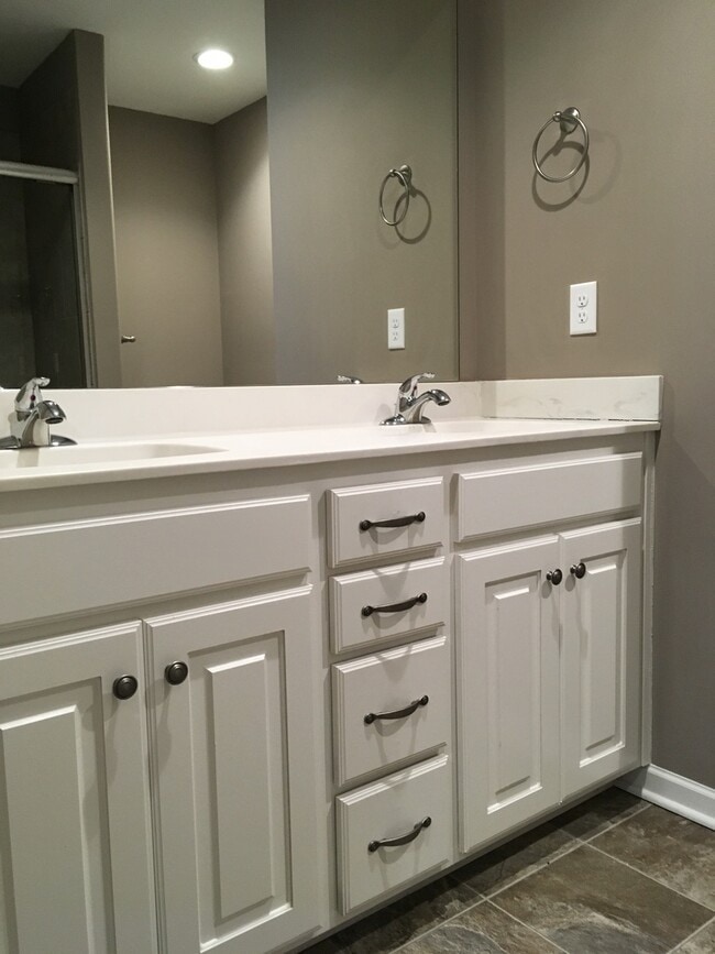 Building Photo - Newer 3 Bed Townhome in Grain Valley