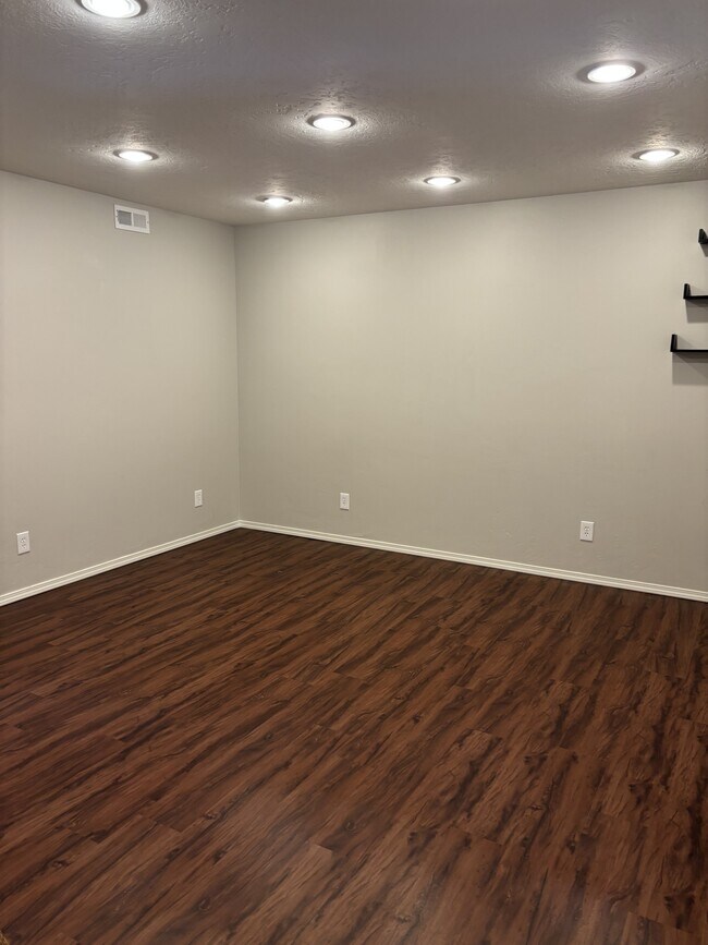 Building Photo - 2075 Mary Dr