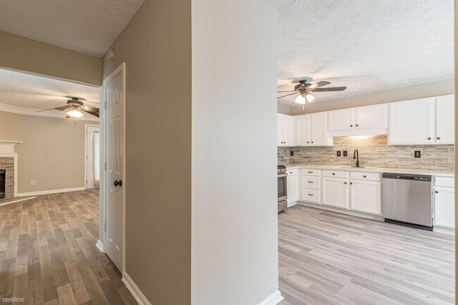 Building Photo - 3 br, 2.5 bath Townhome - 5895 Hampton Court