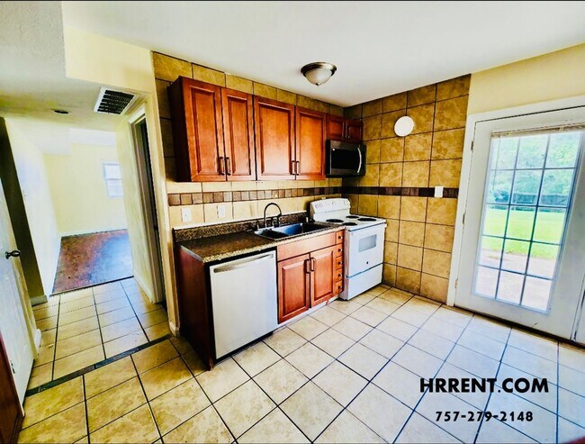Building Photo - Amazing 6 Bedroom 3 Bathroom Two Story Hom...