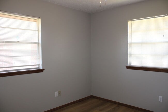 Building Photo - Move in Special!!  $500 off 2nd Month's rent!