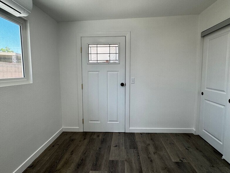 Building Photo - 4563 Bridgeview Ave