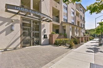 Building Photo - 1 Bed, 1 Bath Penthouse Level Condo w Park...