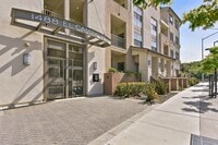 Building Photo - 1 Bed, 1 Bath Penthouse Level Condo w Park...