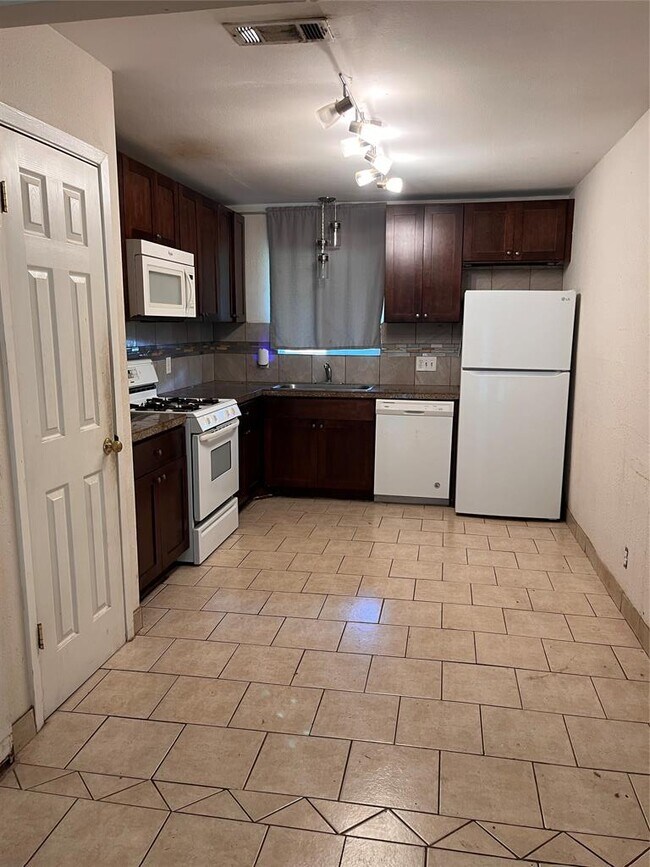 Building Photo - 5204 Village Trail