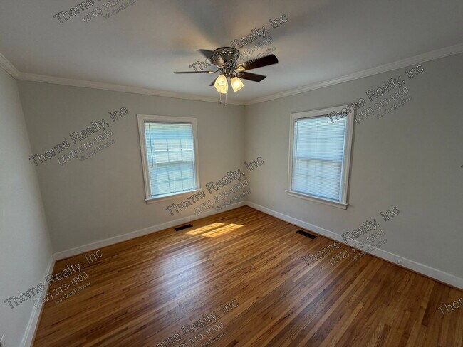 Building Photo - 2233 Oak Dr