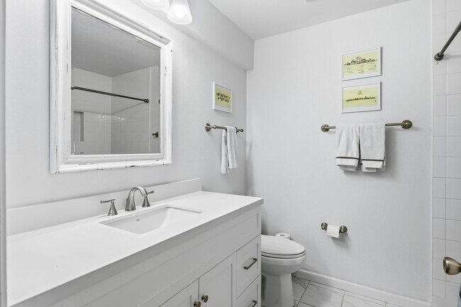 Building Photo - 15 Lexington Ln E