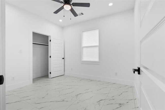 Building Photo - 9110 Everglade Dr