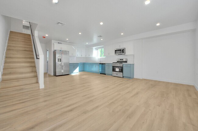 Building Photo - 5852 Vineland Ave