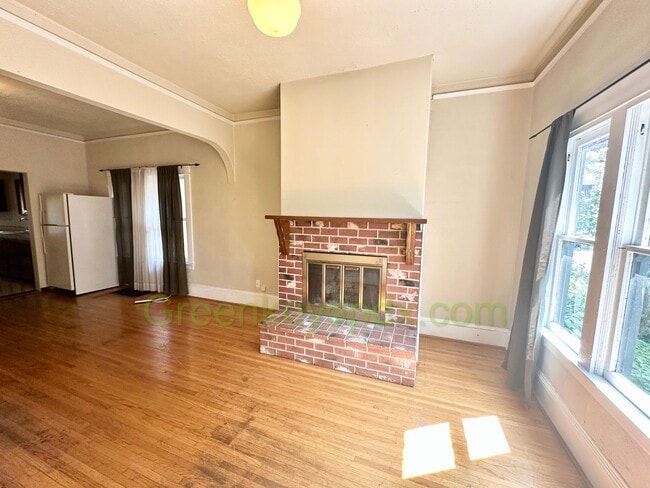 Building Photo - 3-Bedroom, 2-Bathroom House with Attached ...