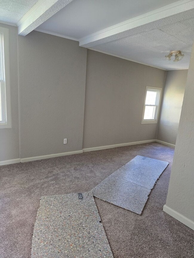 Building Photo - Freshly remodeled 3 bedroom!