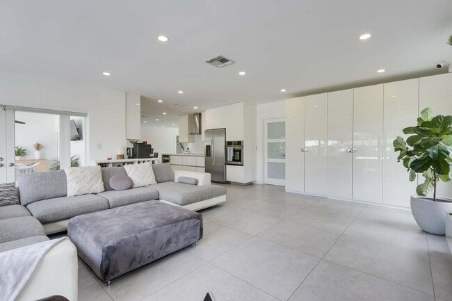 Building Photo - 1049 W Palmetto Park Rd