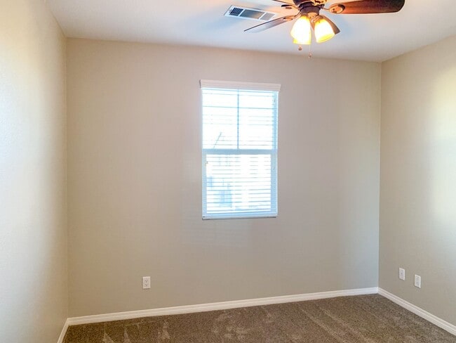 Building Photo - Large 5-Bedroom Home in the Heart of Lake ...